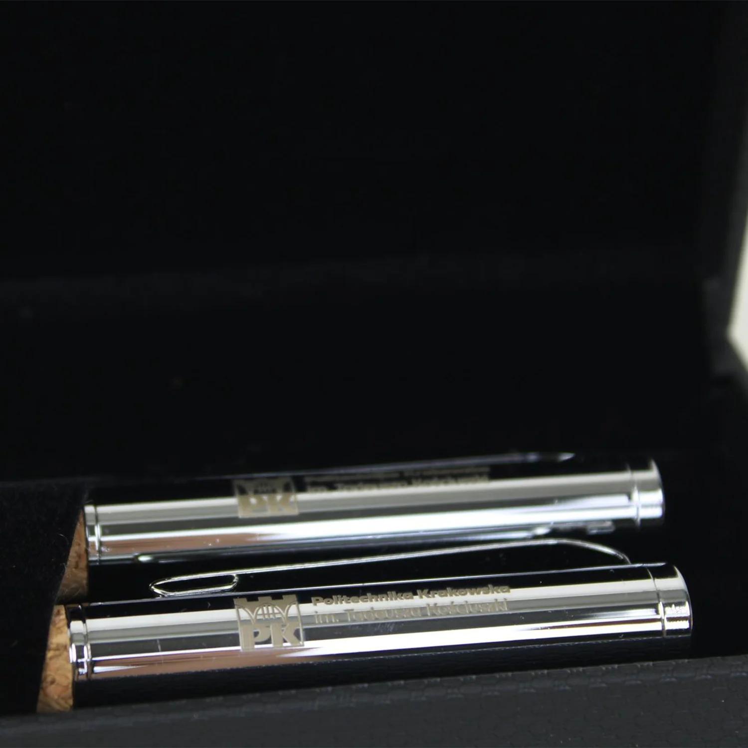 KANSAS writing set - Cracow University of Technology Store KANSAS writing set with Cracow University of Technology logo - close-up to logo